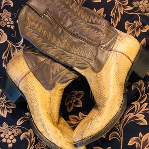 Size 11 snake skin men boot. Very nice. Smoke free pet free home.Brand is Ticuan
